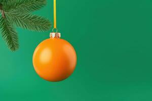 ai gerado verde Natal árvore abeto galhos com laranja árvore brinquedo bola em verde fundo. foto