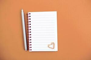 topo Visão do branco papel em branco caderno para escrevendo desejo lista. foto