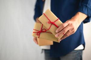 pessoas segurando uma caixa de presente, caixa de presente de ano novo, caixa de presente de Natal, espaço de cópia. Natal, ano hew, conceito de aniversário. foto