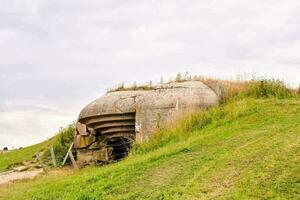 uma bunker em topo do uma Colina com Relva foto