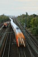 velocidade em trilhos - trem dentro movimento borrão foto