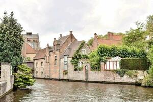 a canal dentro Bruges, Bélgica foto