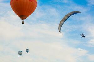 quente ar balão sobre azul céu. composição do natureza e azul céu fundo foto