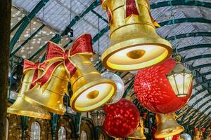 covent do jardim popular maçã mercado decorado para Natal. uma ótimo Lugar, colocar para encontrar recordações, jóias, obras de arte, etc foto