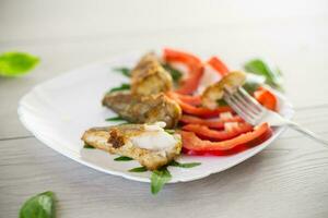 peças do frito pescada peixe dentro uma prato com Pimenta foto