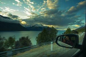 viajante levando uma foto do lago wakatipu enquanto carro dirigindo em Queentown estrada