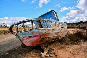 a velho barco é sentado em a terra foto