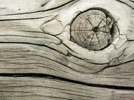 fechar acima do uma madeira prancha com uma circular orifício foto