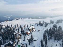 vista superior aérea de dragobrat nas montanhas dos Cárpatos foto