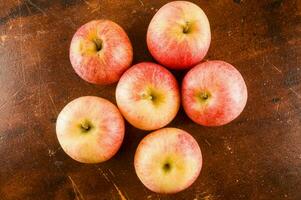 seis maçãs em uma de madeira mesa foto
