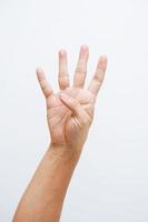 mão do homem mostrando quatro dedos no fundo branco foto