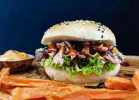 sanduíche de carne de porco desfiada foto