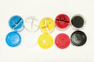 uma grupo do colorida plástico containers com tampas foto