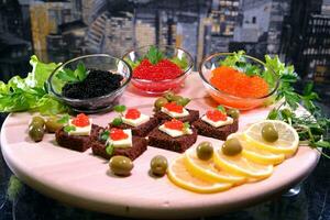 Preto vermelho caviar em sanduíches, decorado com vegetação. restaurante Comida café da manhã jantar almoço foto