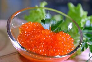 laranja keta amigo salmão caviar dentro lata em esmagado gelo com mãe do pérola colher e torrado pão em luz guardanapo foto