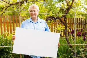 idosos mulher detém uma foto tela de pintura