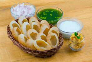 indiano rua Comida pani puri Além disso conhecer Como golgappa ou golgappe é uma comum rua lanche a partir de Índia. isto consiste do uma redondo, oco puri preenchidas com uma mistura do aromatizado água e de outros bate-papo Unid. foto