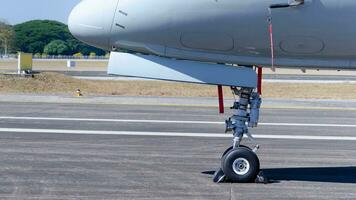 fechar-se do frente rodas do avião com calço, avião estacionado às a aeroporto, aeronave material rodante. detalhe do nariz roda. foto
