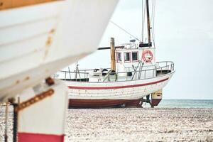 velho pescaria embarcação às Slettestrand dentro Dinamarca foto