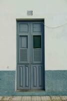 uma porta com azul persianas foto