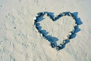 coração forma fez do pedras em a de praia foto