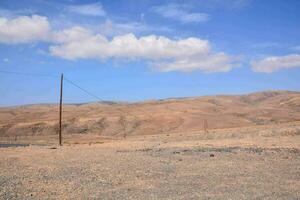 uma Telefone pólo dentro a meio do uma deserto foto