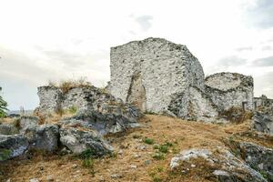a ruínas do a velho castelo dentro a montanhas foto
