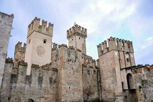 uma castelo com muitos torres foto