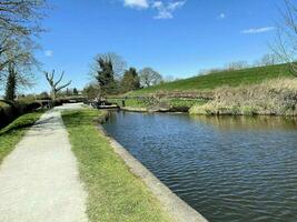 uma Visão do a Shropshire União canal às igreja foto