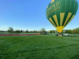 Oswestry dentro a Reino Unido em 18 pode 2021. uma Visão do uma balão ser estourado acima foto
