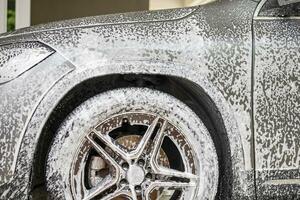 carro limpeza e lavando com espuma Sabonete foto