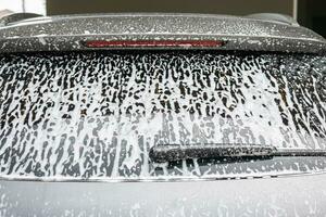 carro limpeza e lavando com espuma Sabonete foto