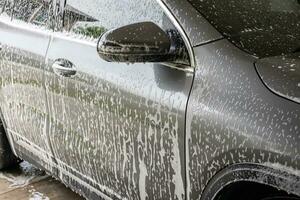 carro limpeza e lavando com espuma Sabonete foto