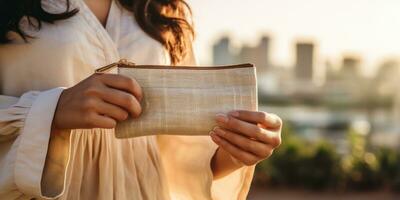 ai gerado uma mulher segurando uma bege Bolsa com uma cidade dentro a fundo, ai foto