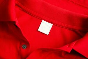 em branco branco lavanderia Cuidado roupas rótulo em vermelho camisa tecido textura fundo foto