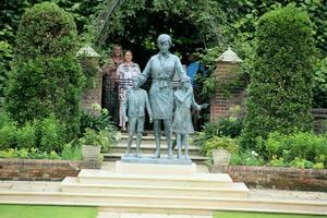 Londres dentro a Reino Unido em 10 Julho 2021. uma Visão do Kensington Palácio jardins mostrando a estátua do diana foto