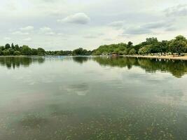 uma vista de um lago em londres foto