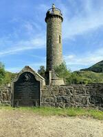 Escócia dentro a Reino Unido em 30 agosto 2021. uma Visão do a bonnie Principe Charlie monumento em a margens do lago shiel foto