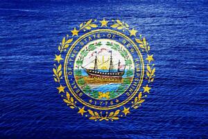 bandeira do Novo Hampshire EUA Estado em uma texturizado fundo. conceito colagem. foto