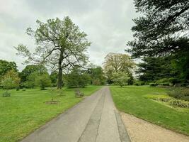 uma Visão do uma parque dentro Londres em uma nublado dia foto