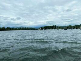 uma Visão do lago Windermere em uma nublado dia foto