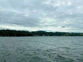 uma Visão do lago Windermere em uma nublado dia foto