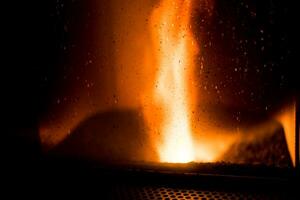 lareira do uma pelota forno, grânulos fogão com chamas foto