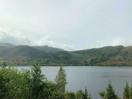 uma Visão do a lago distrito perto Keswick em uma nublado dia foto