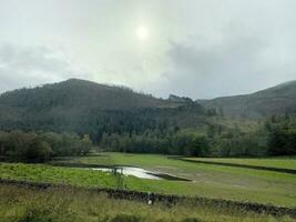 uma Visão do a lago distrito perto Keswick em uma nublado dia foto