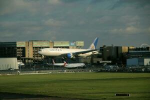 Londres dentro a Reino Unido em 5 novembro 2023. a avião chegando dentro para terra às Londres Heathrow aeroporto foto