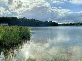 uma Visão do preto mero lago perto ellesmere dentro Shropshire foto