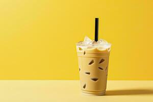 ai gerado gelado café com leite em amarelo fundo. ai gerado foto