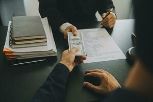 negócios e advogados discutindo documentos de contrato com escala de latão na mesa no escritório. lei, serviços jurídicos, aconselhamento, justiça e imagem de conceito de lei com efeito de grão de filme foto