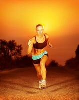 desportivo mulher corrida em pôr do sol foto